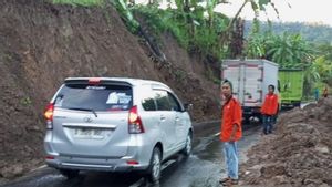 الانهيار الأرضي الرصيف الذي يبلغ طوله 15 مترا على خط Cianjur-Sindangbarang Teratasi ، والوصول إلى المركبات مفتوحة