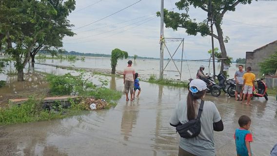 ベンガワンソロメルアップ川、スラゲンの多くのドゥクが浸水