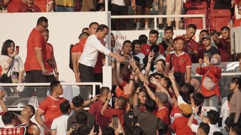 佐科威·萨帕·萨波特总统在印度尼西亚对阵伊拉克的比赛中分享饮用水