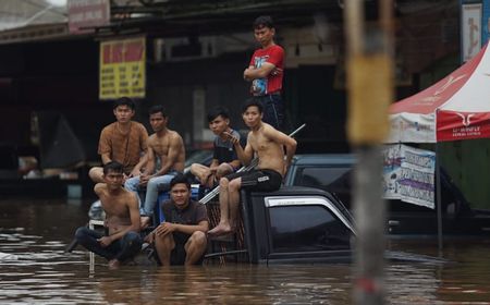 'Kenangan' Banjir Kala Siswa se-DKI Mulai Kembali Masuk Sekolah