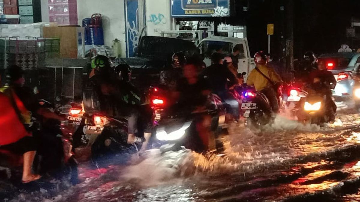 The Impact Of Heavy Rain, A Number Of Roads In The District Of Ciracas, East Jakarta Inundated With Water