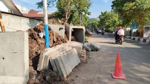 Lumpur dan Penutup Gorong-gorong Berserakan di Jalan, Perbaikan Saluran Bisa Menjadi Petaka
