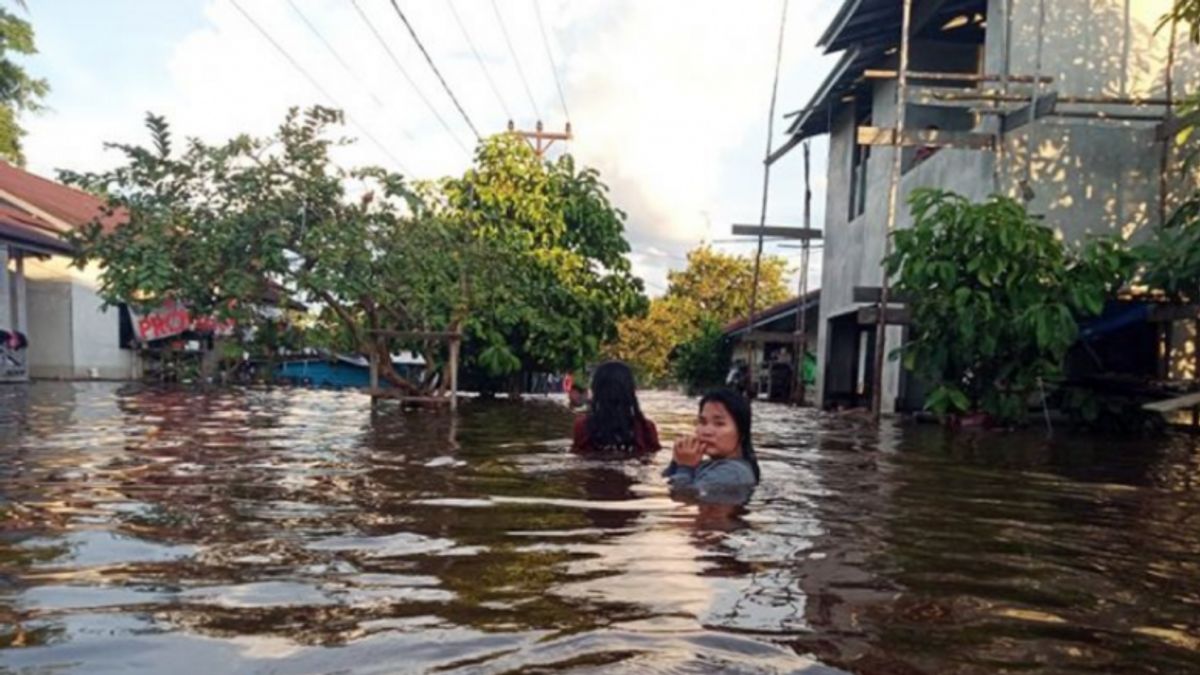 Les Inondations Continuent D’ébouer 1 886 Maisons à Kapuas Hulu Kalbar