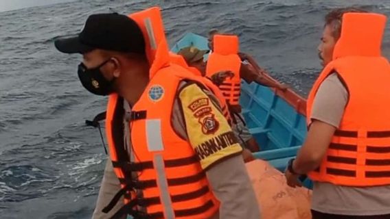 Navire Avec 15 Personnes Coulant Dans Les Eaux De L’île De Kabat, Moluques