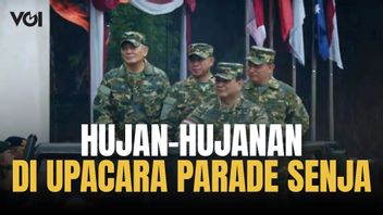 Jadi Perhatian, Prabowo Hujan-hujanan Ikuti Upacara Parade Senja, Menteri Diberikan Contoh