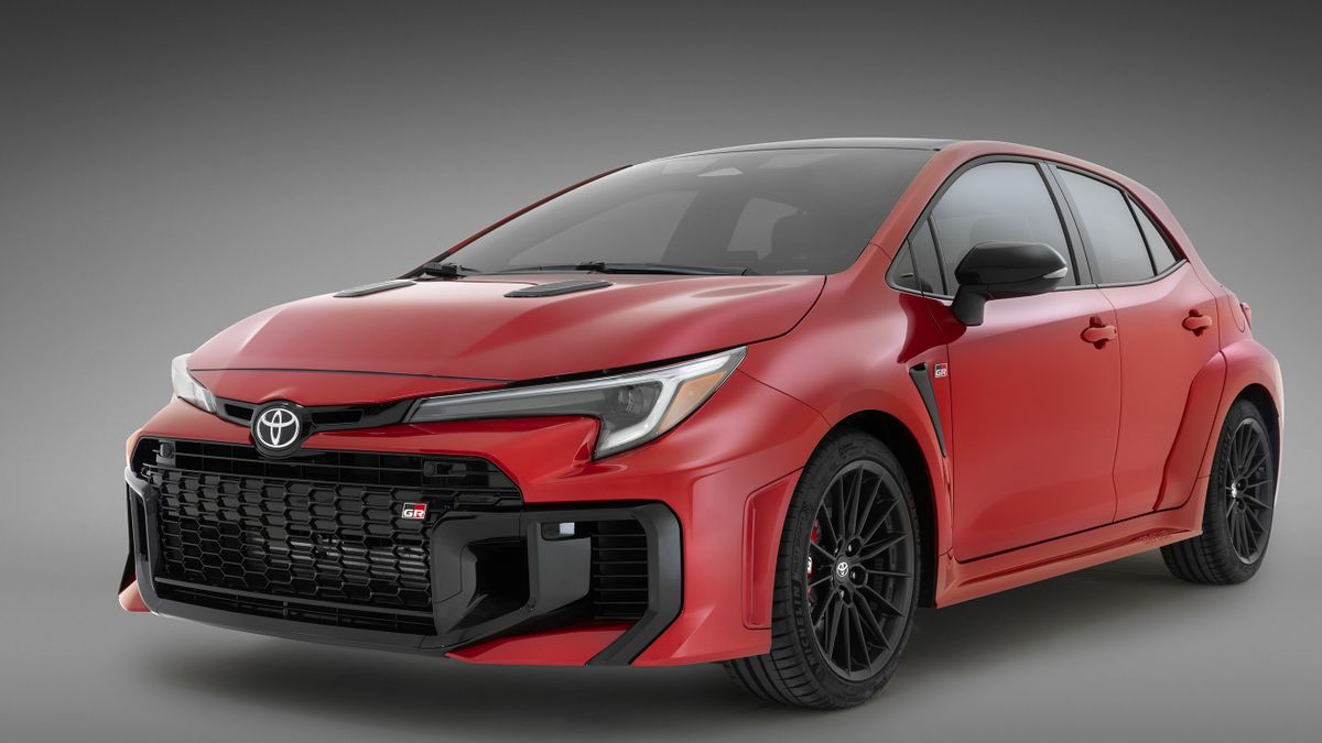 Versi Faceliftnya Baru Meluncur, Toyota Uji Jalan Pembaruan GR Corolla dengan Balutan Kamuflase