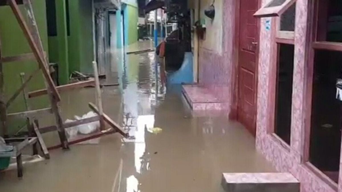 雅加达东部凯邦帕拉的居民定居点被洪水淹没达2米