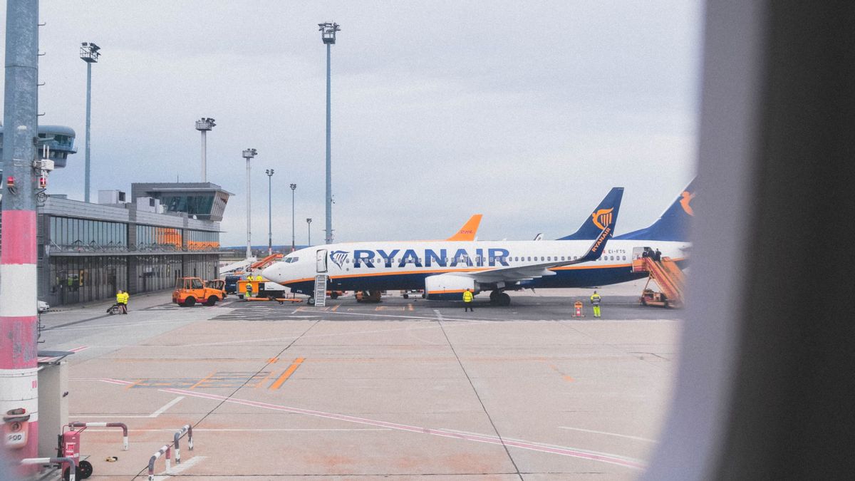 Muncul Asap, Penumpang Pesawat Ryanair di Brindisi Italia Dievakuasi