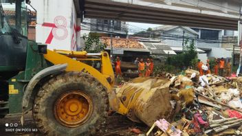 Hundreds Of Officers Clean Piles Of Post-Cililitan Waste