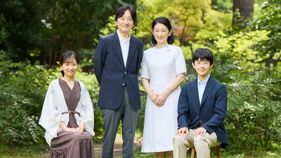Prince Hisahito Appears at State Banquet, Japan's Heir Comes After College