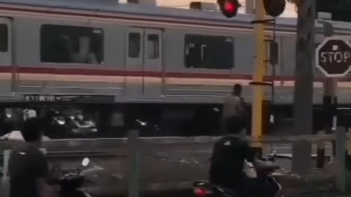 ウイルスの男は、列車がとげの証拠で運転するように疑わしい石のオブジェクトを投げる、警察:ODGJ加害者、再びTebetで治療を求めて