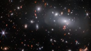 Teleskop James Webb Tangkap Kembar Tiga Gugus Galaksi yang Tampung Supernova
