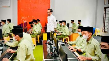 Jokowi感谢Pondok Pesantren API Magelang，Santri和老师已经接种了100%的疫苗