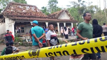 东爪哇地区警察实验室调查Blitar致命爆炸的犯罪现场，鞭炮带走了多达20块人体