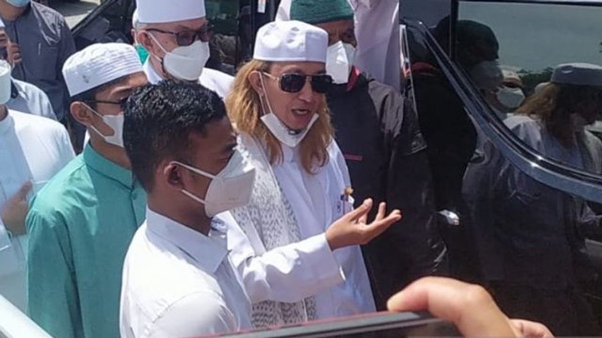 Supporters Of Bahar Smith Crowded Visit The Bandung District Court, Even Though The Session Was Held Online