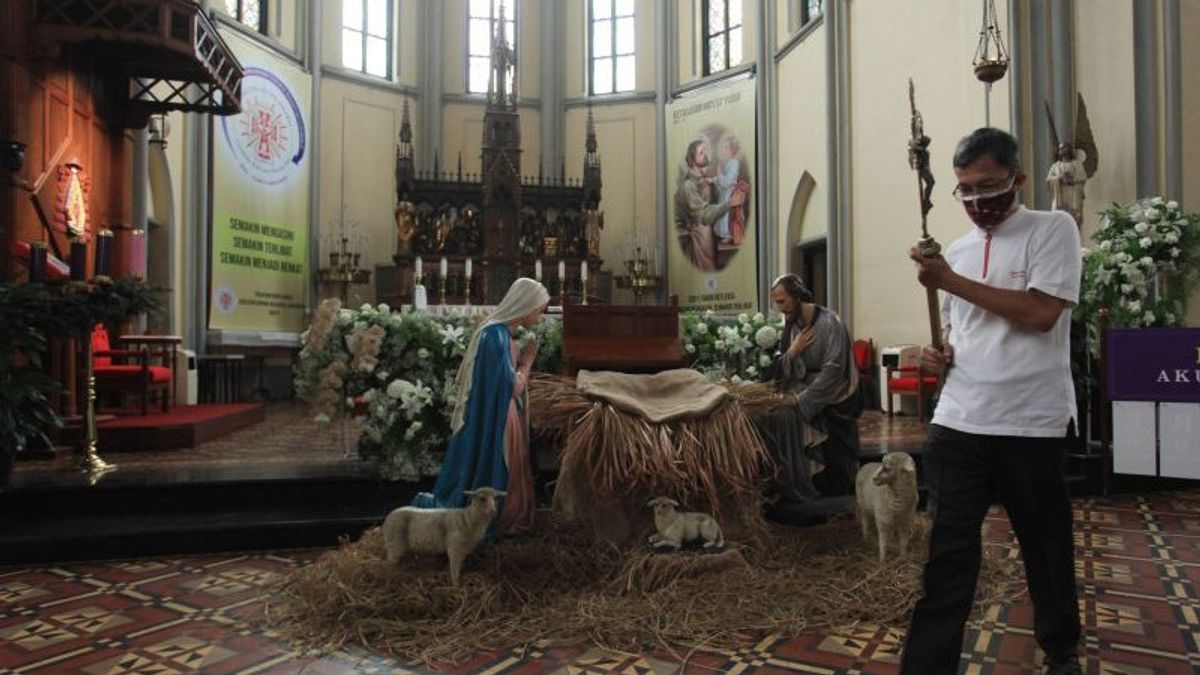 كاتدرائية جاكارت تسهل على الناس عبادة قداس عيد الميلاد 2021 عبر الإنترنت