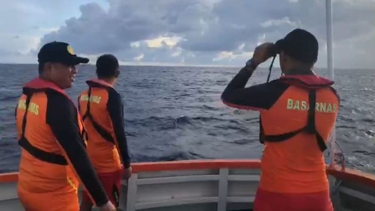 SAR Team Searches For Crew Members From Liberia Who Fall In Ternate Waters