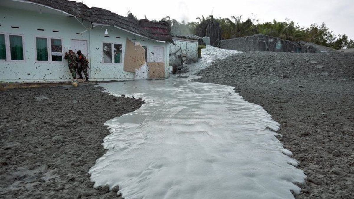 BPBD مونيتور رشقات نارية الغاز مختلطة مع الطين في Ponpes بيكانبارو