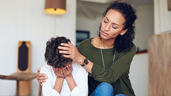 Cara Orang Tua Mendukung Anak dalam Menghadapi Pengalaman Buruk