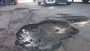 Aspal Rusak di Jalan Raya Rawa Buntu Tangsel, Berbahaya Bagi Pengguna Jalan  