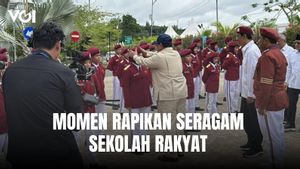 Presiden Prabowo Langsung Rapikan Seragam Siswa Saat Tiba di Sekolah Rakyat Terpadu 9 Banjarbaru