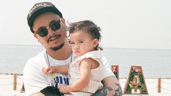 7 Portraits Of Derby Romero Gendong His Daughter, Warganet: Never Ga Ganteng