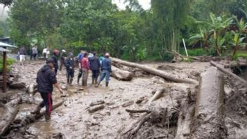 马斯蓬卡克山山洪灾，数百名居民撤离