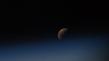 超级花血月食目击从太空清晰捕捉