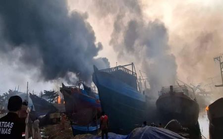 13 Kapal Penangkap Ikan Terbakar di Dermaga Lodji Pekalongan