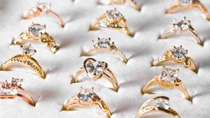 5 Tips Memilih Cincin Permata Sesuai Ukuran dan Bentuk Jari