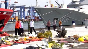 Jokowi تراجع سريويجايا البحث الجوي بعد SJ -182، شاهد تعويض أسر الضحايا   