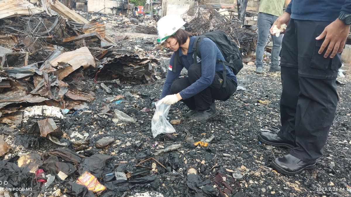 Puslabfor Take Samples At The Tanah Abang Dense Settlement Area Fire Location