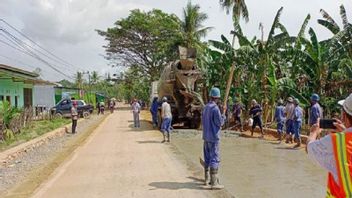 佐科威总统来了，瓦努阿马林吉科纳韦村路在2天内用混凝土铺成