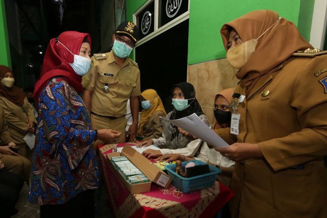 The Mayor Of Surabaya Affirms The Importantness Of Night Public Services At The RW Hall