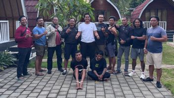 Jambret Tabrak Bule Uzbekistan sur la rue de Bali, saisit un iPhone 