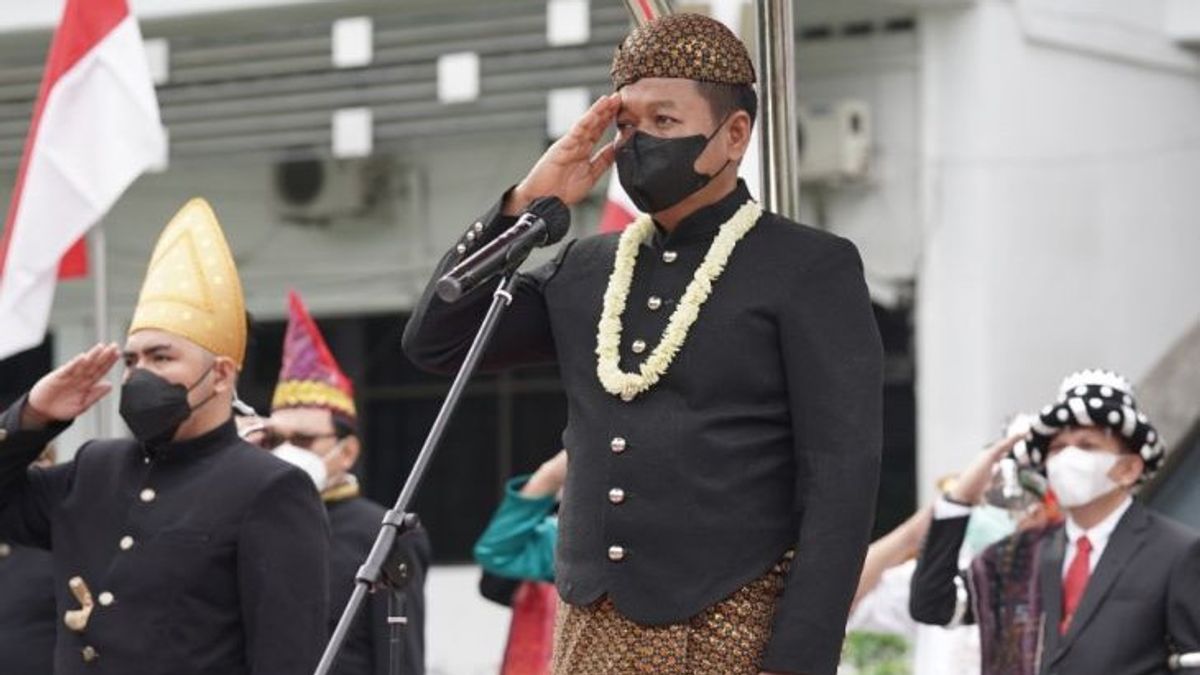 Heboh Rektor USU Kenakan Pakaian Adat Jawa