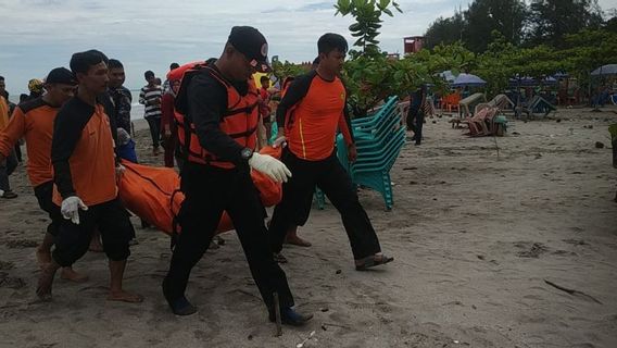 Mayat dengan Tahi Lalat di Leher Dievakuasi BPBD dari Sungai Batang Tapakih Sumbar