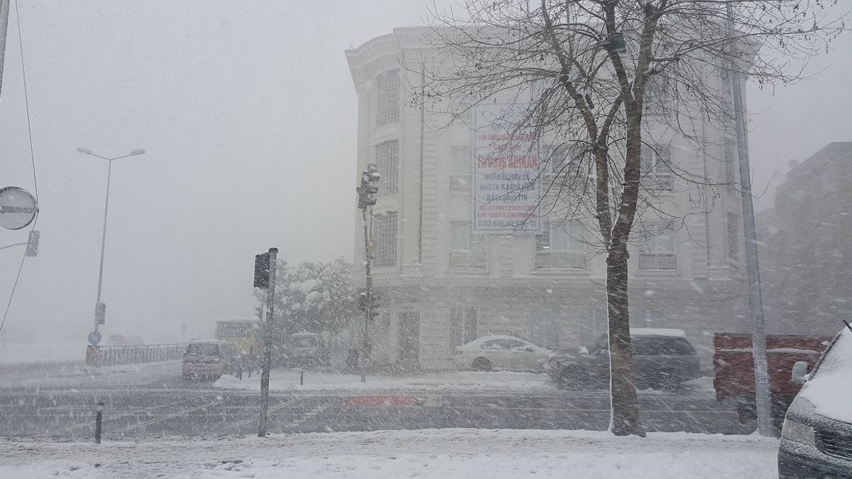 تركيا العاصفة الثلجية: تعليق الرحلات الجوية، حظر المركبات الخاصة، 4600 من السكان الذين تقطعت بهم السبل على الطرق