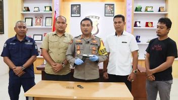 Voluntary Residents Hand Over Assembled Guns And Ammunition Remaining Conflict To The Aceh Tamiang Police