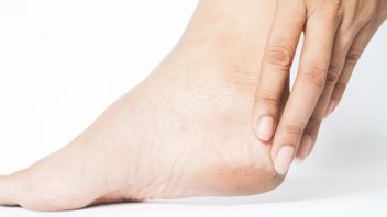 乾いた皮膚だけではない、足の裏が割れた原因を知る