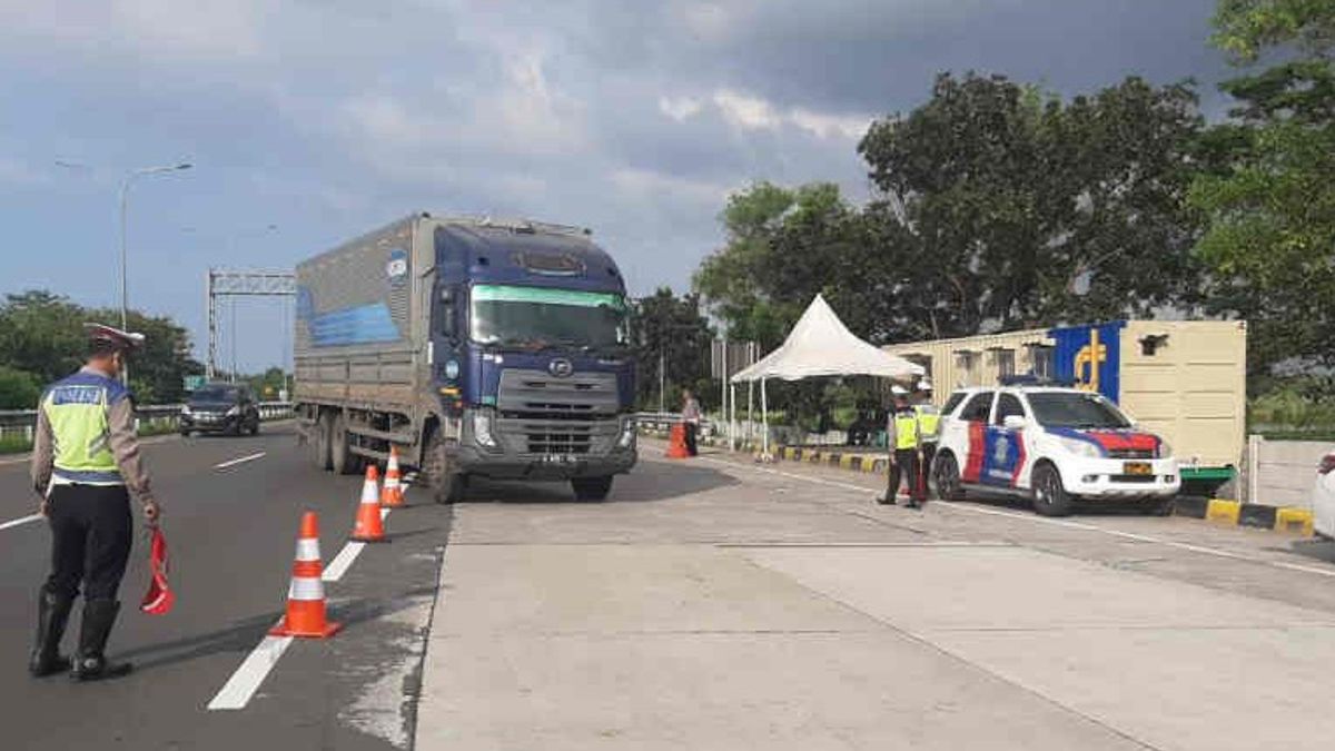 Polisi Keluarkan Kendaraan Besar Arah Jakarta di GT Palimanan 4