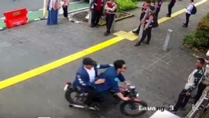 Police Call Student Commotion With Police In Front Of DKI Jakarta City Hall As A Result Of Motorcycle Breaking Through The Gate