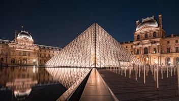    Museum Louvre Kembali Dibuka Usai Pencurian Koleksi Napoleon-Sang Permaisuri