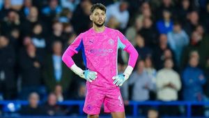 Guardiola Percaya James Trafford Akan Menjadi Kiper Utama Timnas Inggris