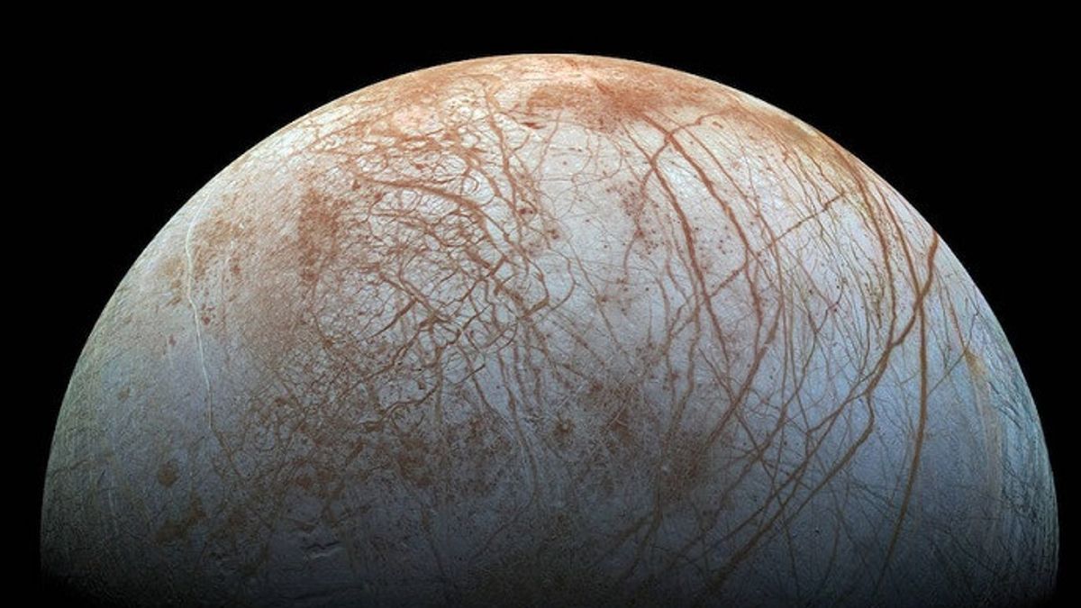 NASA Bagikan Gambar Penampakan Bulan Jupiter Europa yang Diselimuti Es
