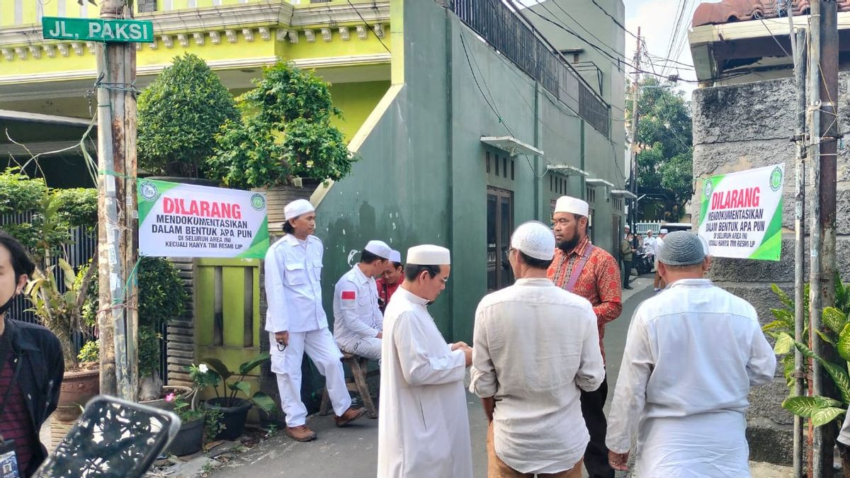 The Paksi Gang In Petamburan III Is Crowded, Residents Dressed In White Waiting For The Arrival Of The Former FPI Chair