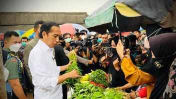 Bagikan Bansos di Serang, Jokowi: Isinya Rp1,2 Juta, Cukup <i>Enggak</i>?