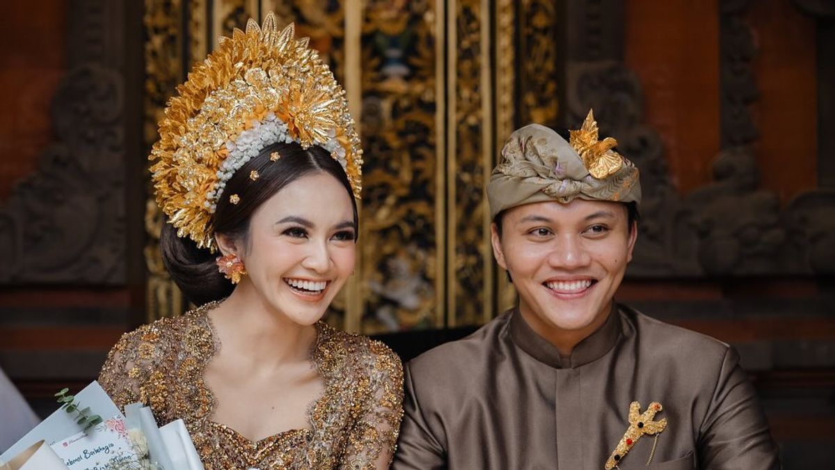 Rizky Febian et Mahalini procèdent à une réception de mariage à Jakarta