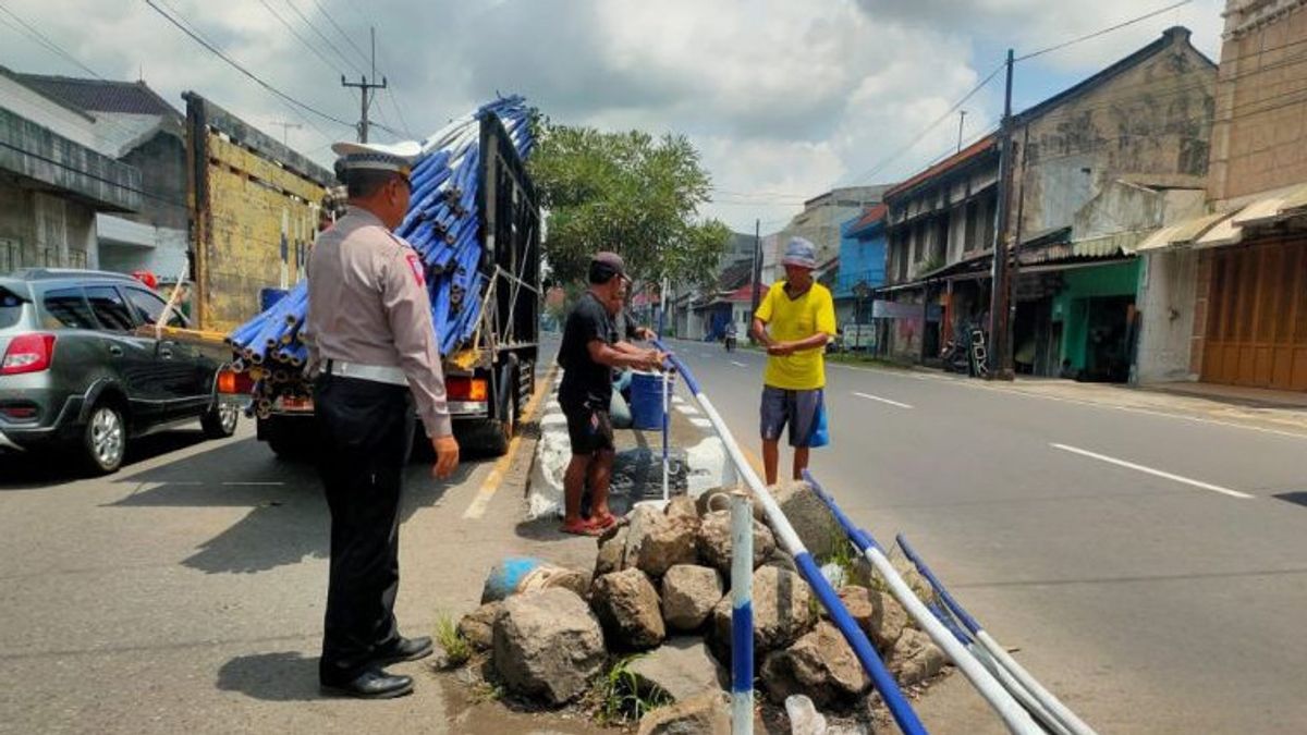 La police de Cirebon a fermé 38 points de tour contre le débit