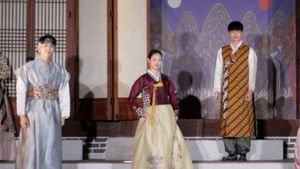 Acara Batik Fashion Show 2021: Kombinasi Batik dan Hanbok Korea, Cantik dan Memesona